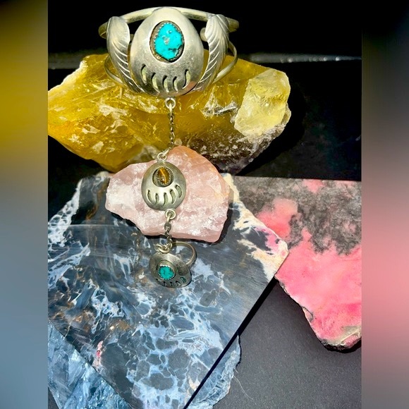 Old Vintage Native American Navajo Artist Sterling Silver Slave Cuff size 8 ring - Picture 6 of 6